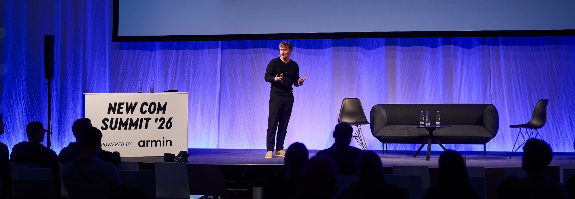 Lukas Brack spricht auf der Bühne des NEW COM Summit 2026